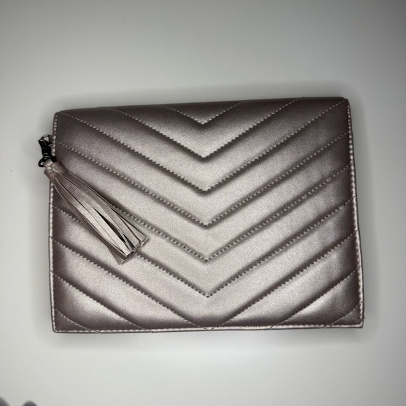 Neiman Marcus Silver Quilted Envelop Clutch GUC, 2 spots on inside see pictures - Picture 2 of 12